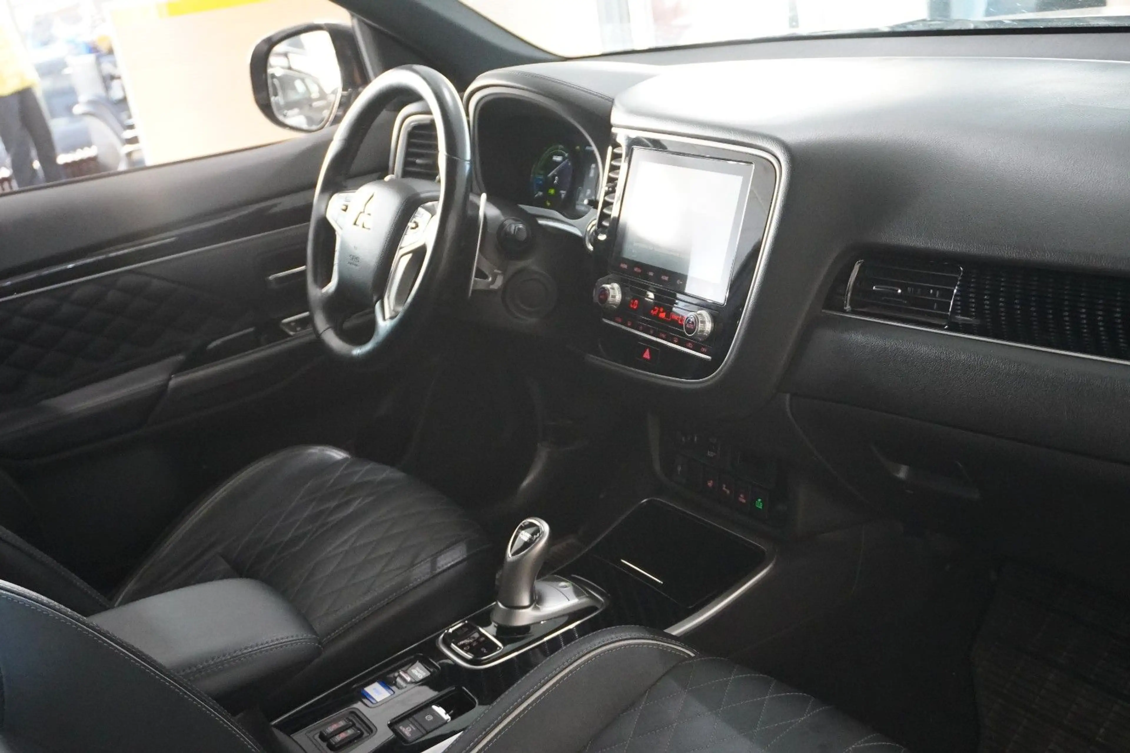 Mitsubishi Outlander 2.4 PHEV 4WD NAVI/LED/360°/LEDER/AHK — photo 42
