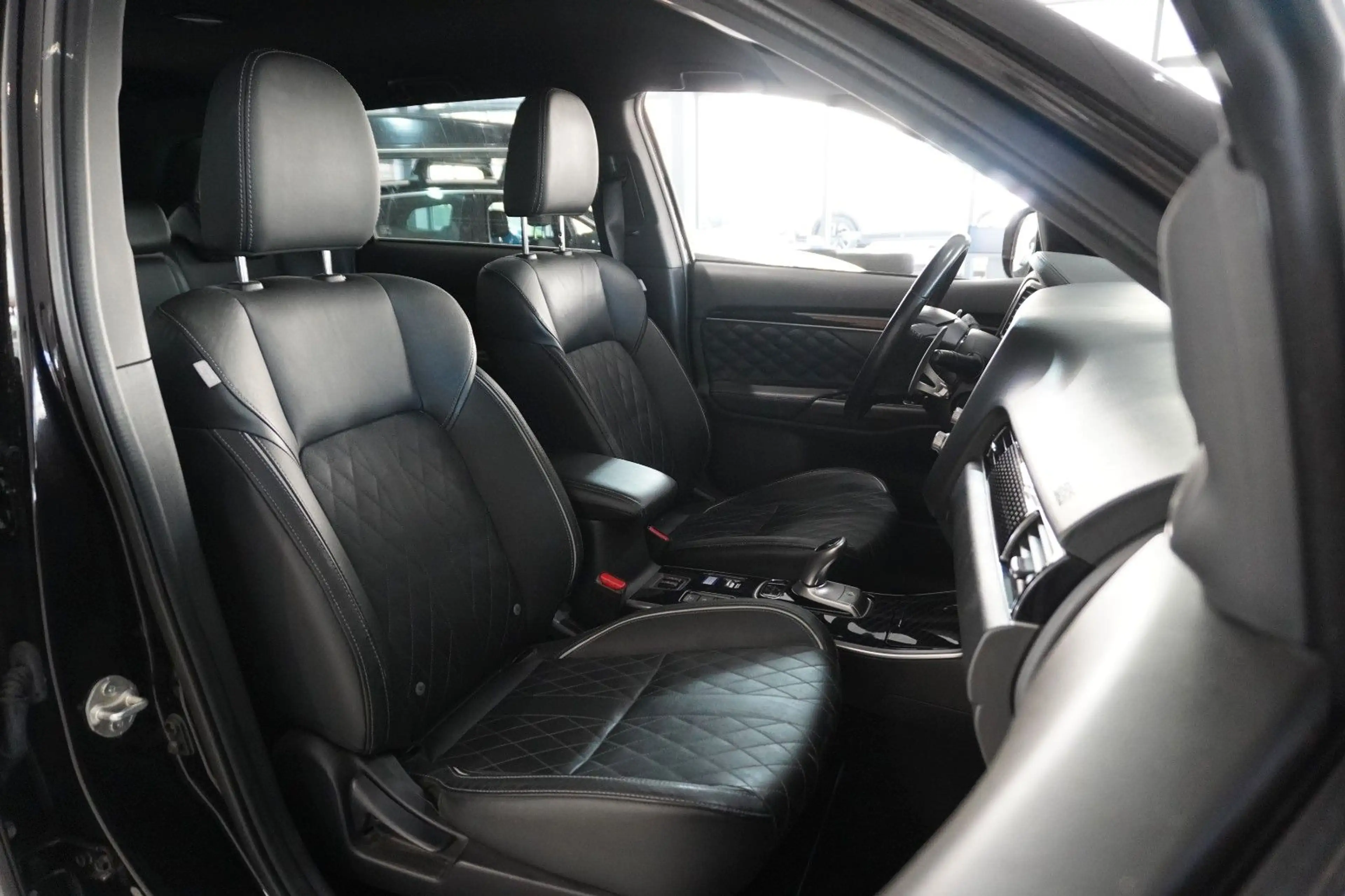 Mitsubishi Outlander 2.4 PHEV 4WD NAVI/LED/360°/LEDER/AHK — photo 44