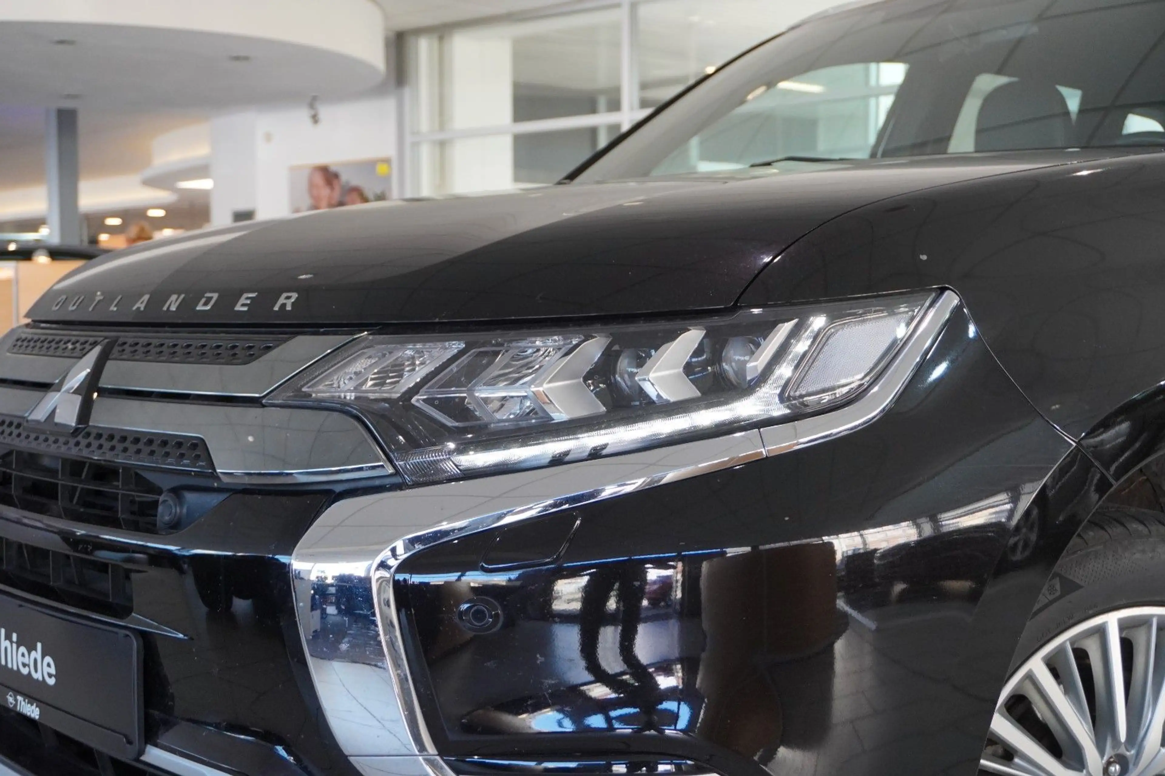 Mitsubishi Outlander 2.4 PHEV 4WD NAVI/LED/360°/LEDER/AHK — photo 5