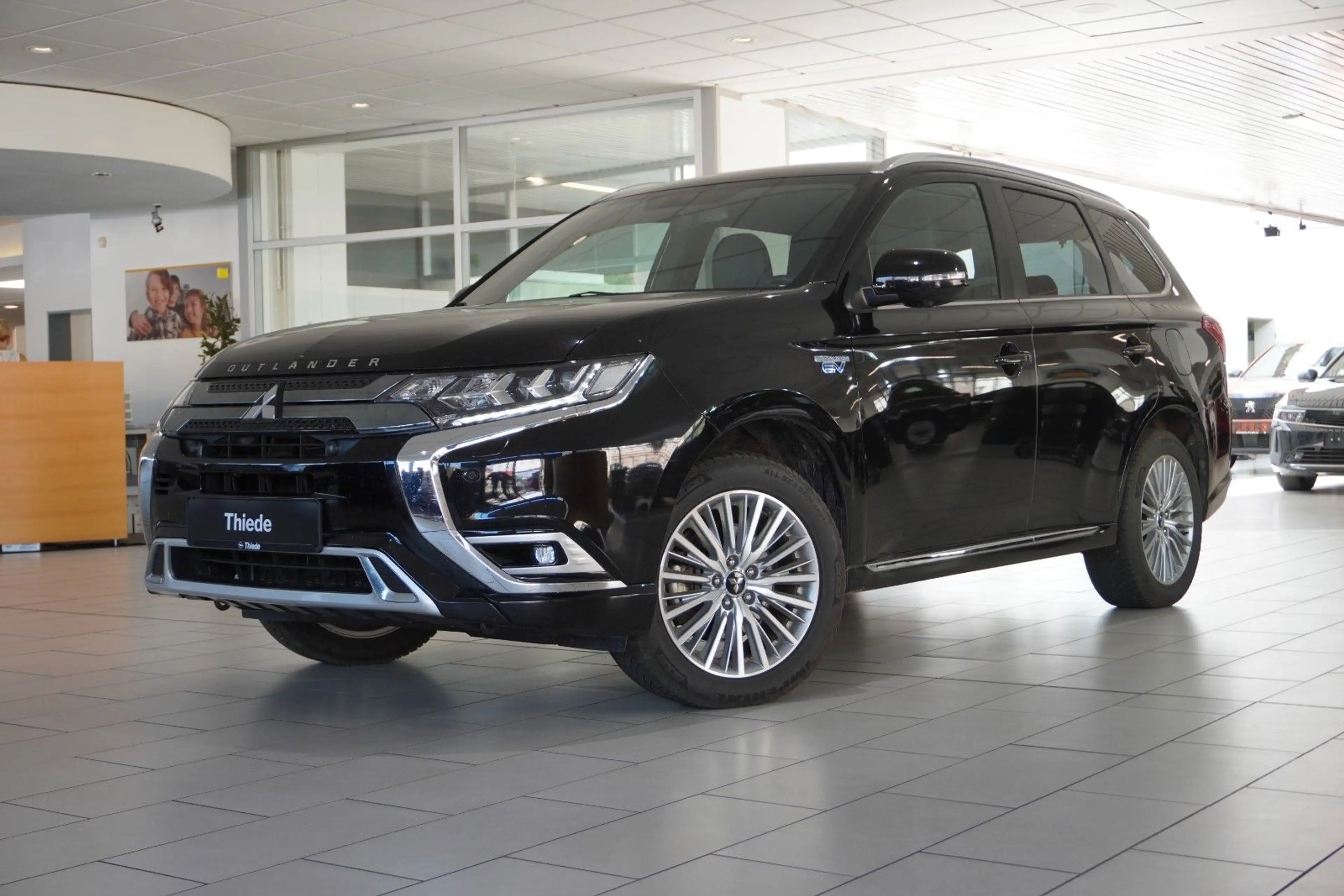 Mitsubishi Outlander 2.4 PHEV 4WD NAVI/LED/360°/LEDER/AHK — photo 3