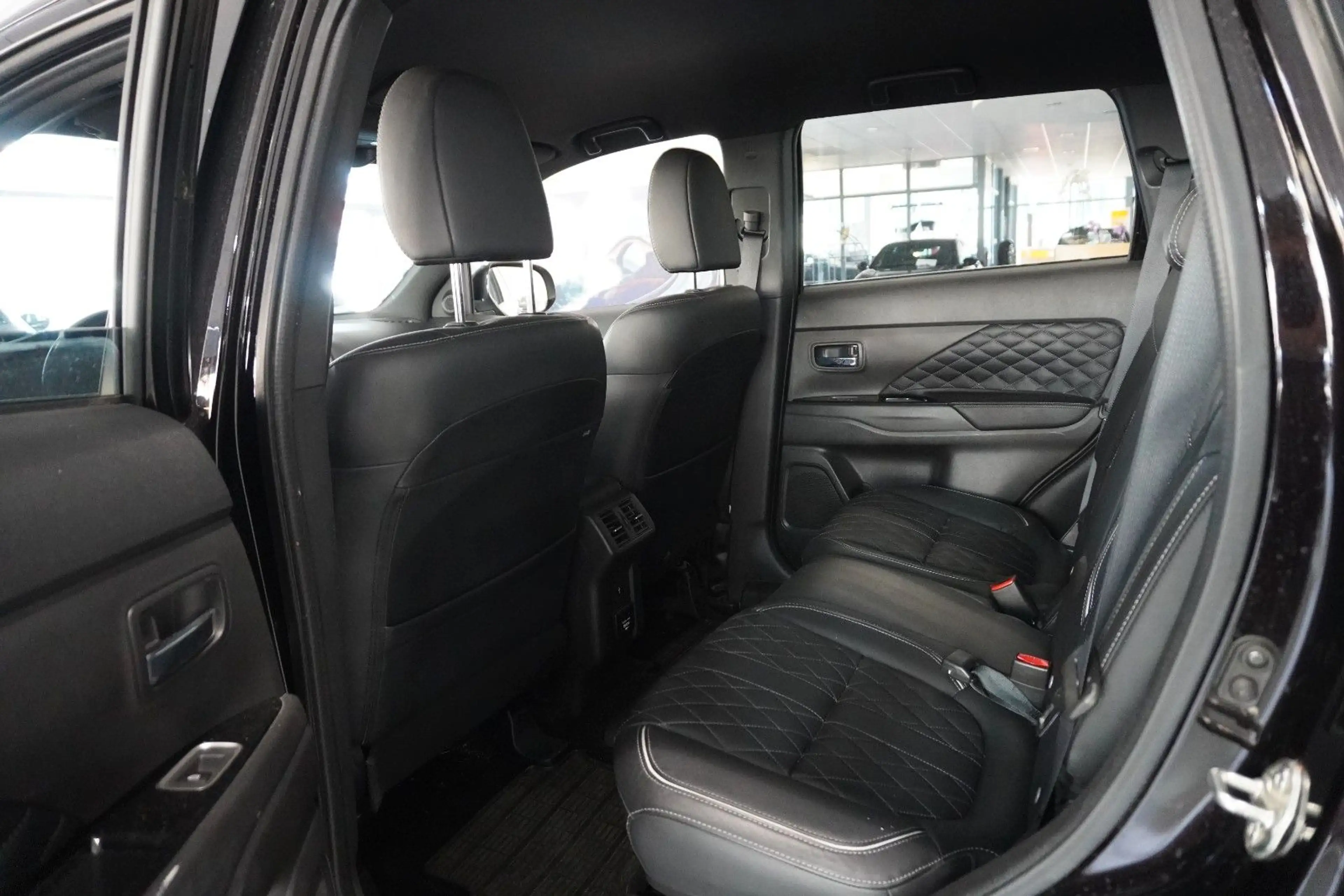 Mitsubishi Outlander 2.4 PHEV 4WD NAVI/LED/360°/LEDER/AHK — photo 38