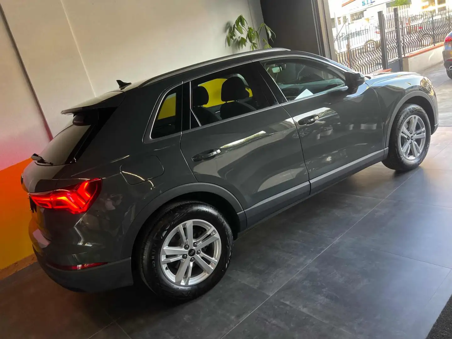 Audi Q3 35 TDI S tronic Business UniPro KmCertif Gris - 2