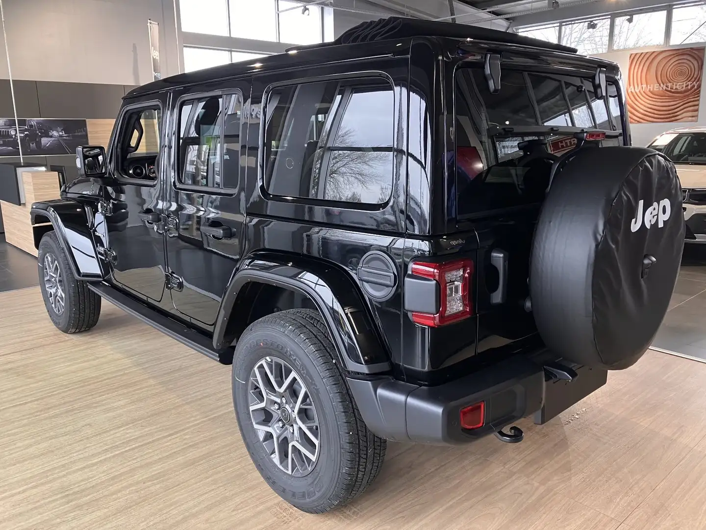 Jeep Wrangler ICE MY24 Sahara 2.0l GDI 272PS 4x4 AT8 Schwarz - 2