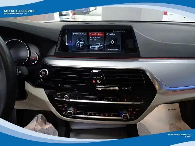 BMW 5 Series view 6