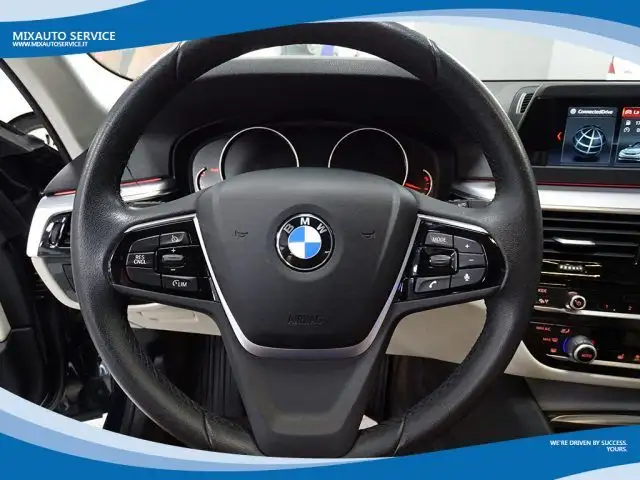 BMW 5 Series view 4