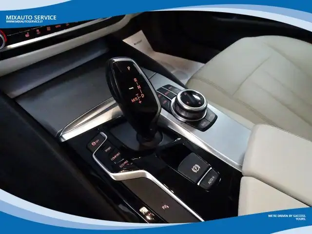 BMW 5 Series view 8