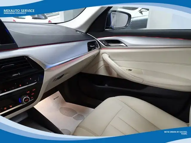 BMW 5 Series view 9