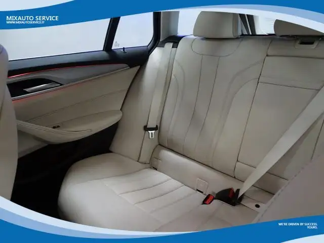 BMW 5 Series view 10