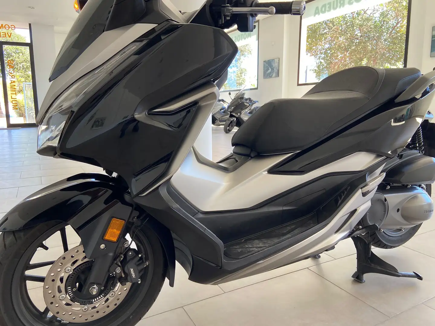 Honda Forza 300 Negro - 1