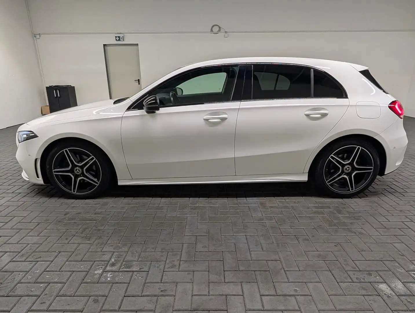 Mercedes-Benz A 180 AMG-Line LED/SHZ/VirCo/Navi/DAB/18-LM Weiß - 2