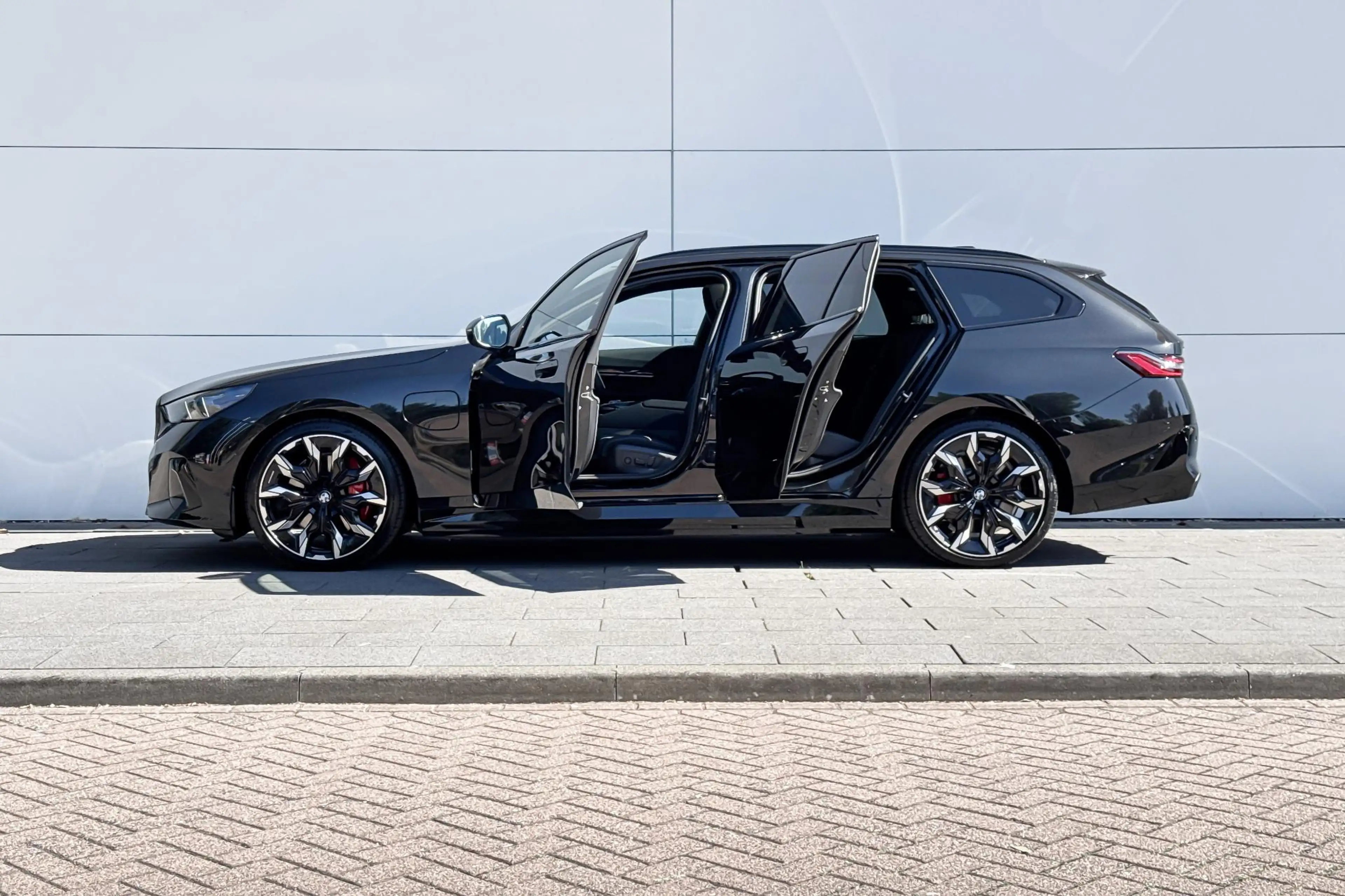 BMW 550 5 Serie Touring 550e xDrive M-Sport Pro | Bowers & — photo 3