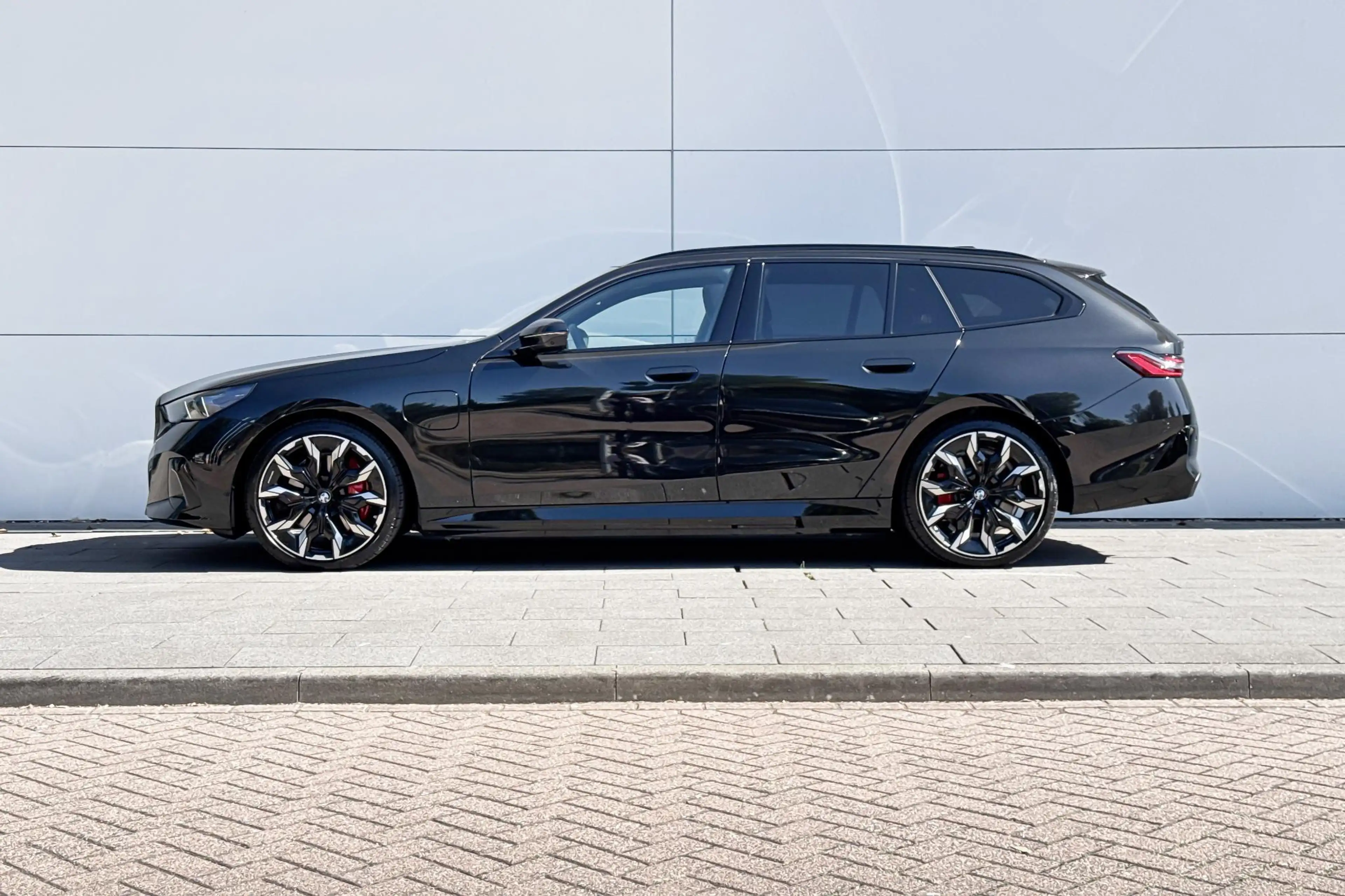 BMW 550 5 Serie Touring 550e xDrive M-Sport Pro | Bowers & — photo 2
