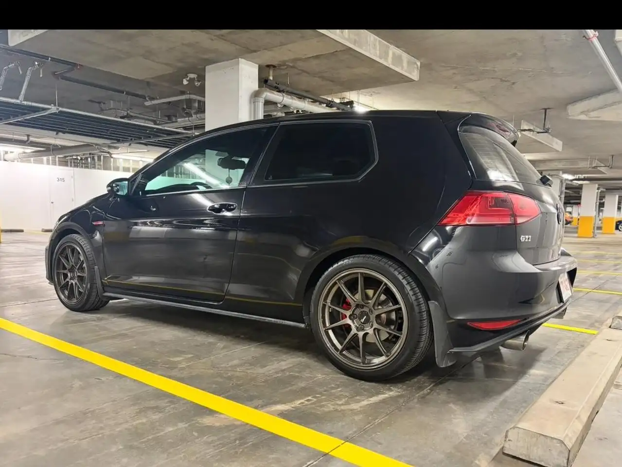 Volkswagen Golf GTI снимка Volkswagen Golf GTI