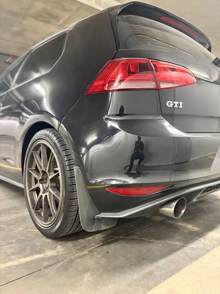 Volkswagen Golf GTI снимка Volkswagen Golf GTI