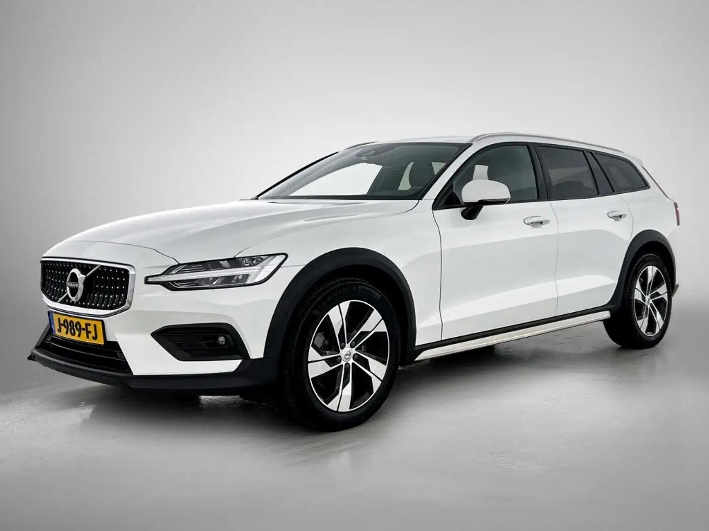 Volvo V60 Cross Country B5 AWD Pro | Stoelverkoeling | Camera | BLIS | Pil Wit - 2