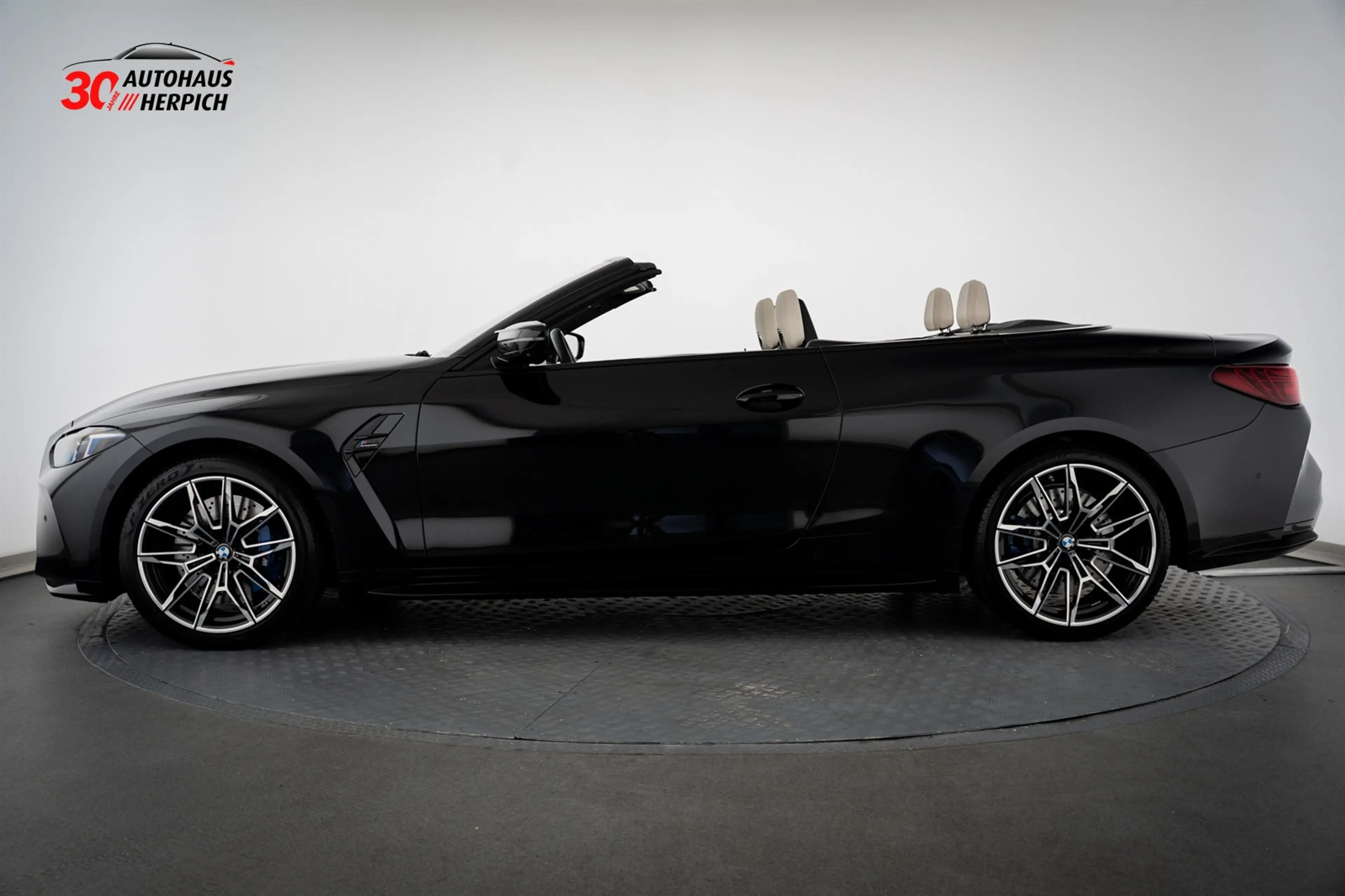 BMW M4 xDrive Competition Cabrio Schwarz Weiß Curved — photo 2
