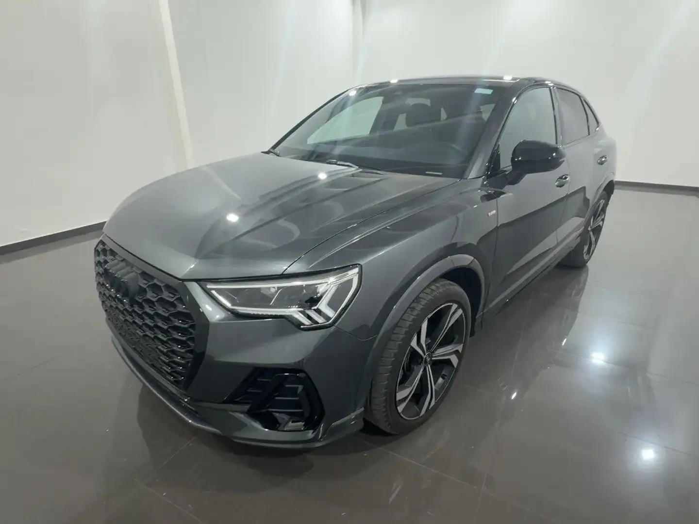 Audi Q3 Q3Sportback 35 2.0 tdi Identity Black s-tronic Grigio - 1