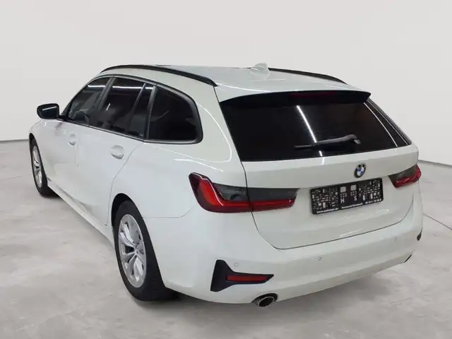 BMW 3 Series view 5