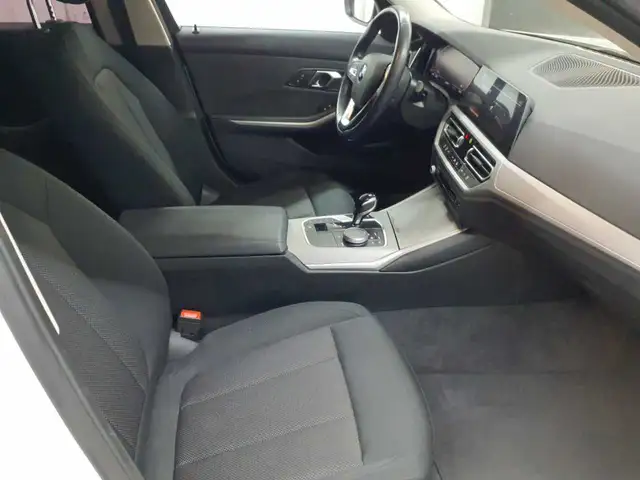 BMW 3 Series view 8