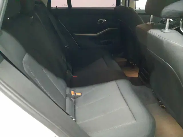 BMW 3 Series view 14