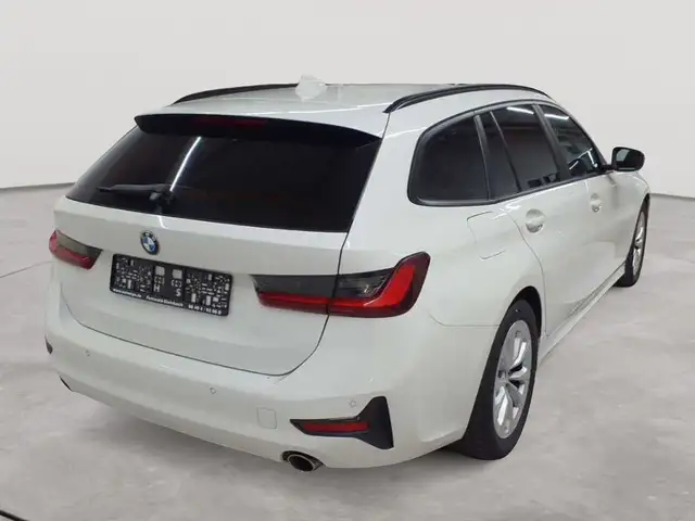 BMW 3 Series view 4