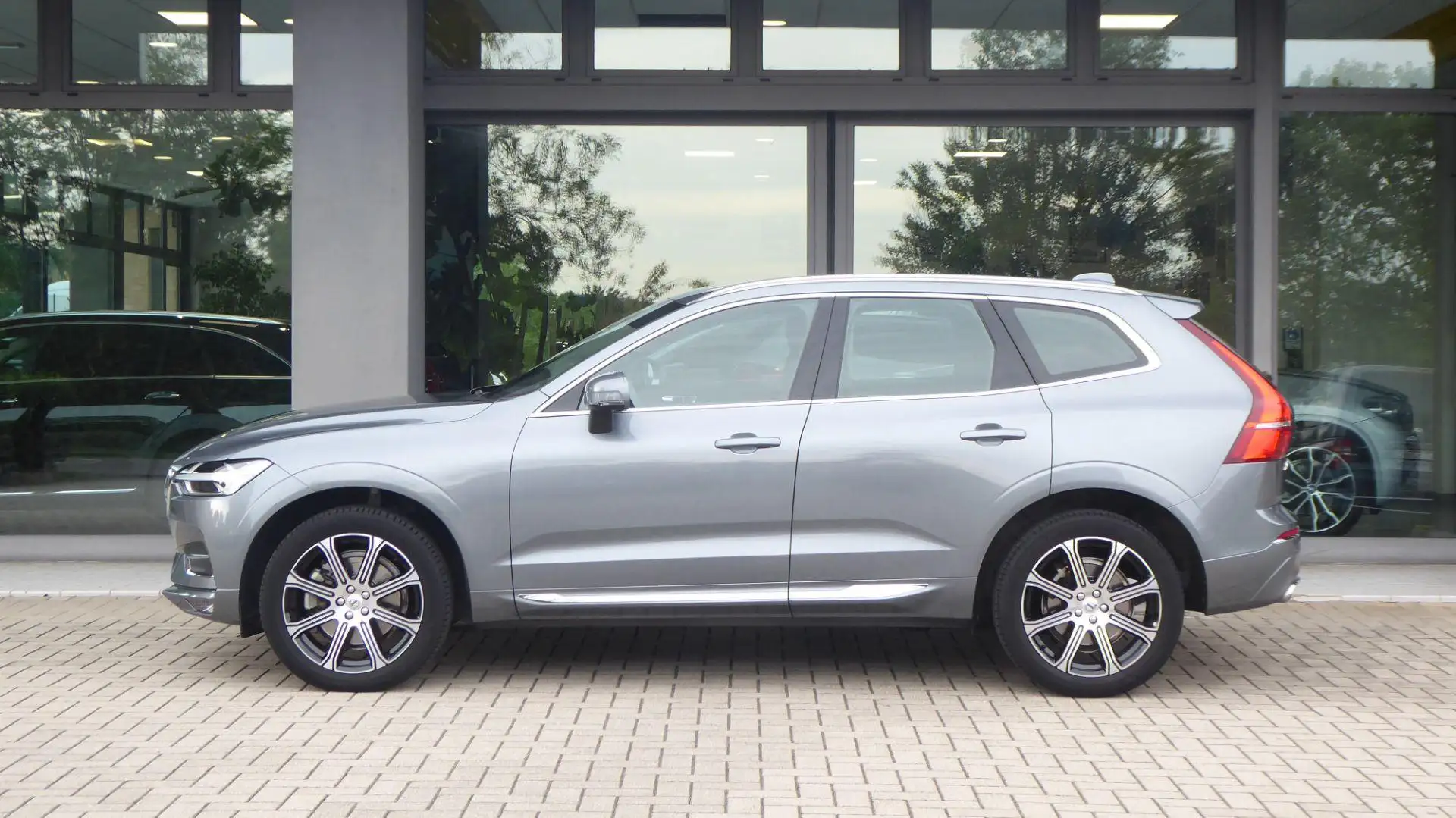 Volvo XC60 B4 (d) AWD Geartronic Inscription Gris - 2