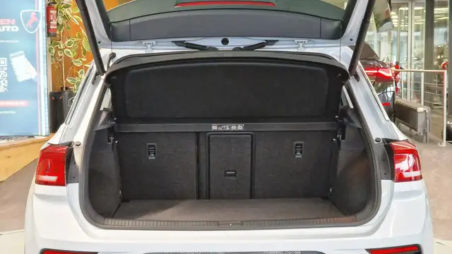 Volkswagen T-Roc view 9