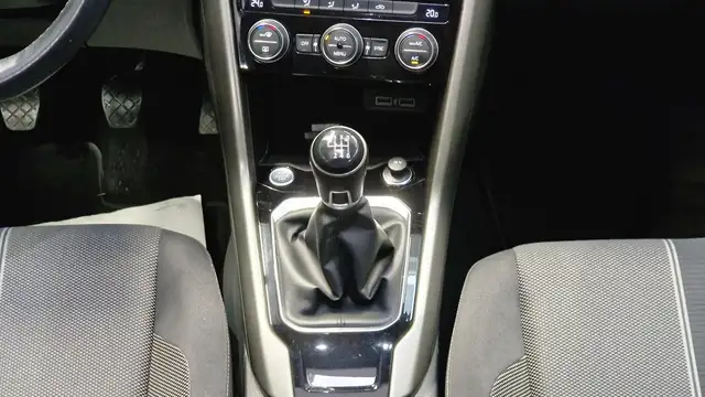 Volkswagen T-Roc view 16