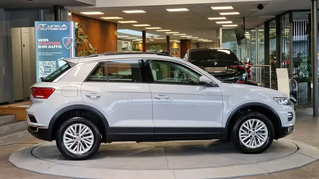 Volkswagen T-Roc view 5