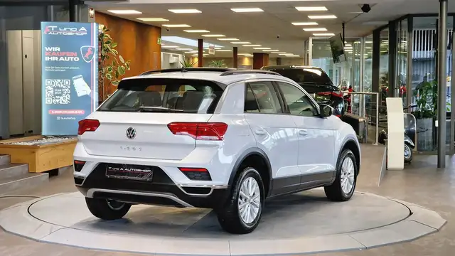 Volkswagen T-Roc view 7
