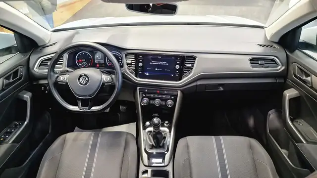 Volkswagen T-Roc view 11