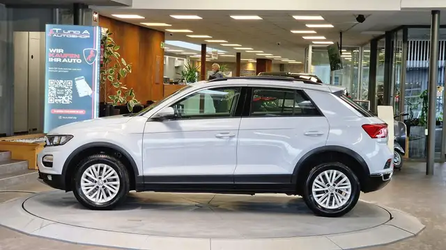Volkswagen T-Roc view 4