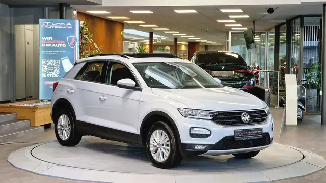 Volkswagen T-Roc view 3