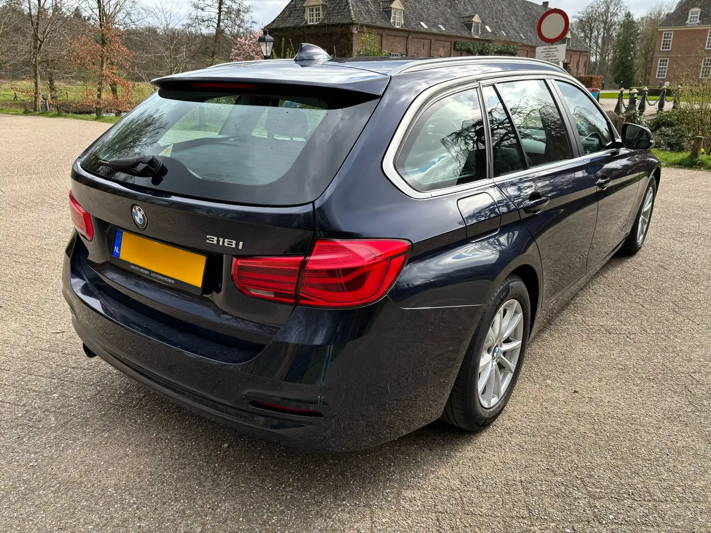 BMW 318 i NAP Automaat 2017 Trekhaak LED NAV Blauw - 2