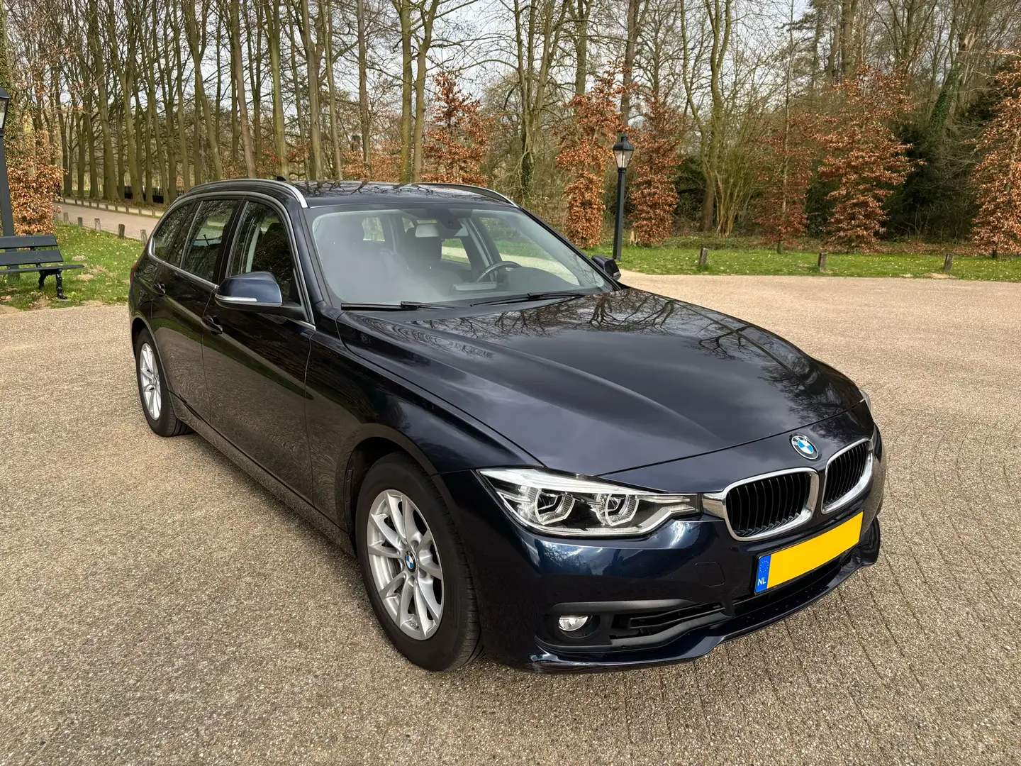 BMW 318 i NAP Automaat 2017 Trekhaak LED NAV Blauw - 1