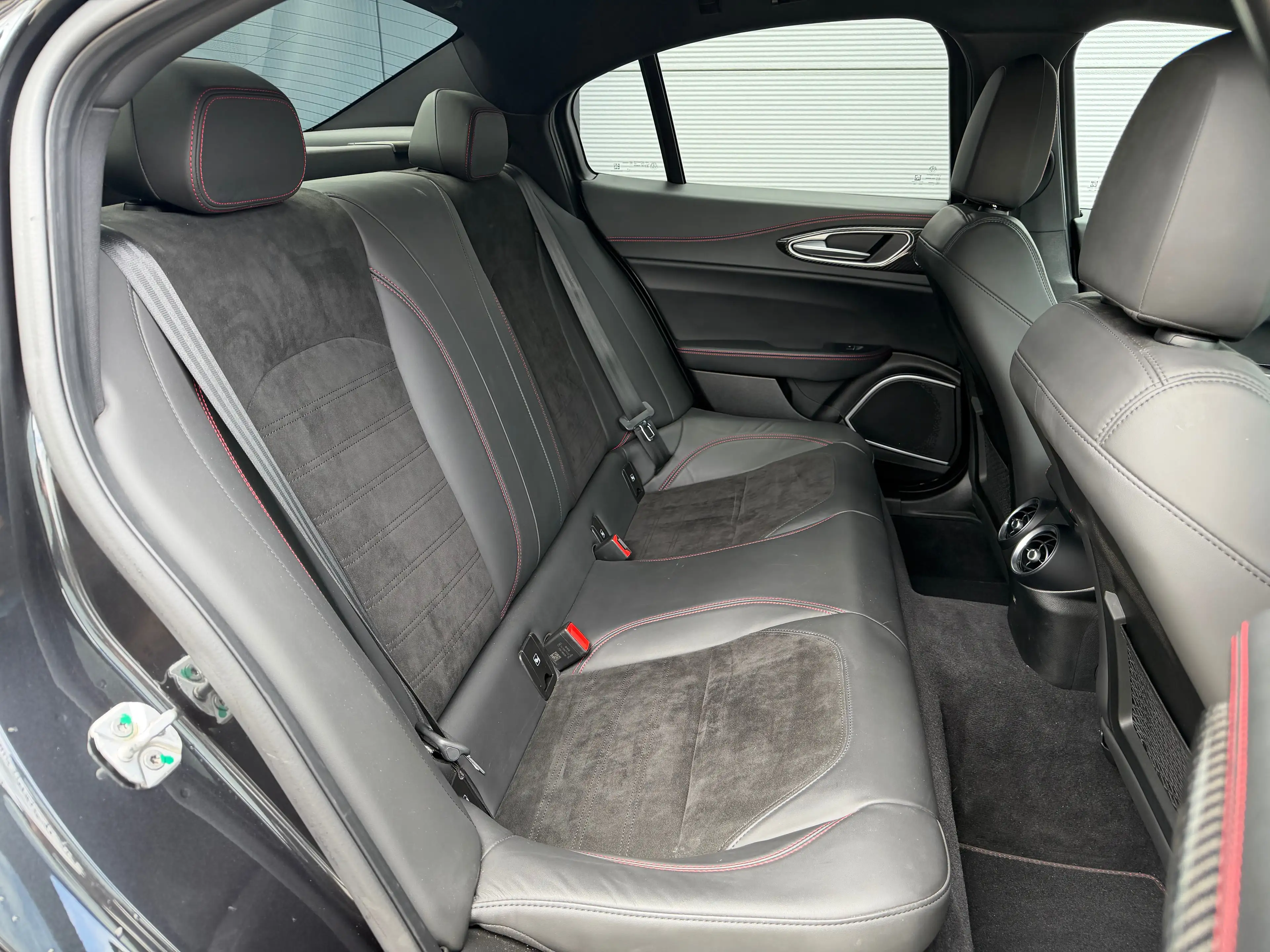 Alfa Romeo Giulia Giulia 2.9 T V6 Quadrifoglio — photo 12