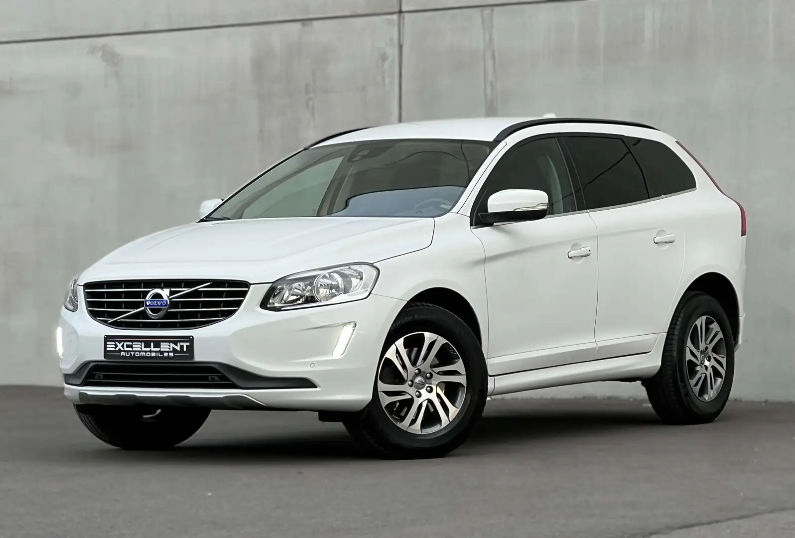 Volvo XC60 2.0 D4/BOITE AUTO/BLUETOOTH/GPS/LED/GARANTIE 12 M Weiß - 1