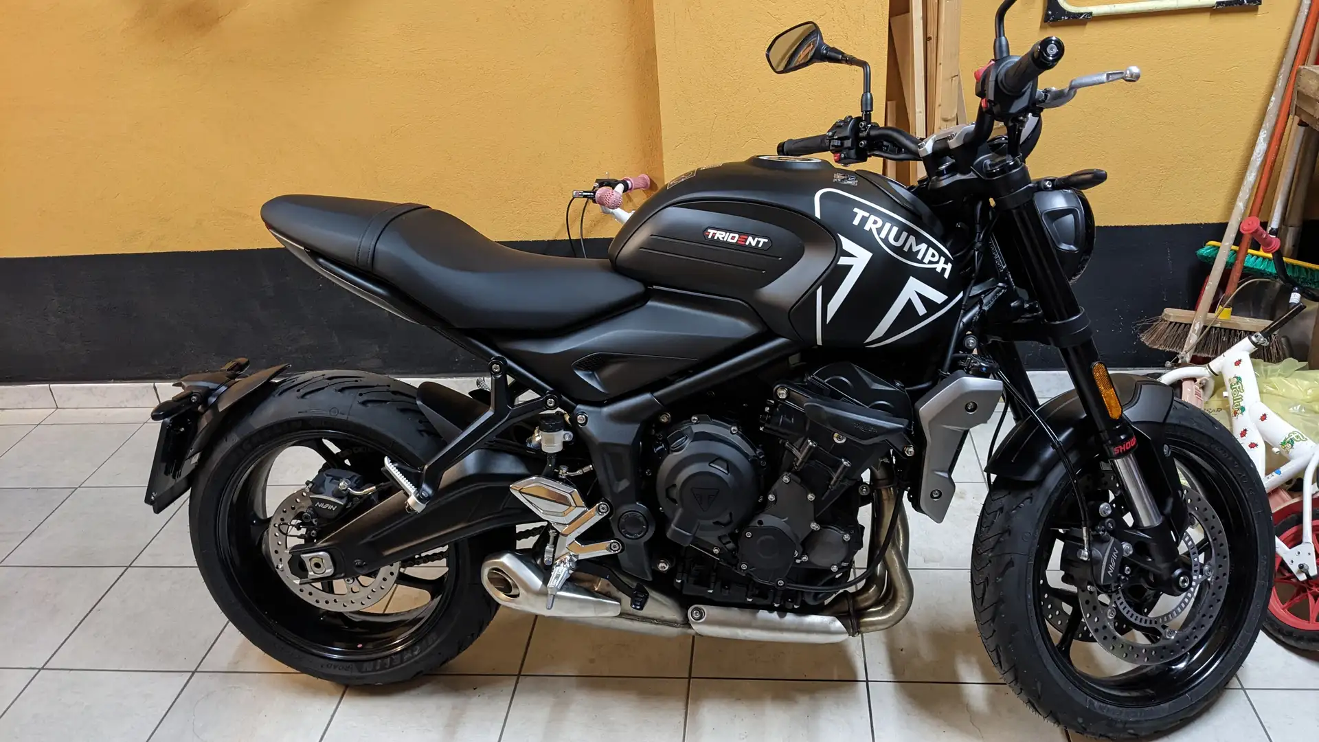 Triumph Trident 660 Negro - 2