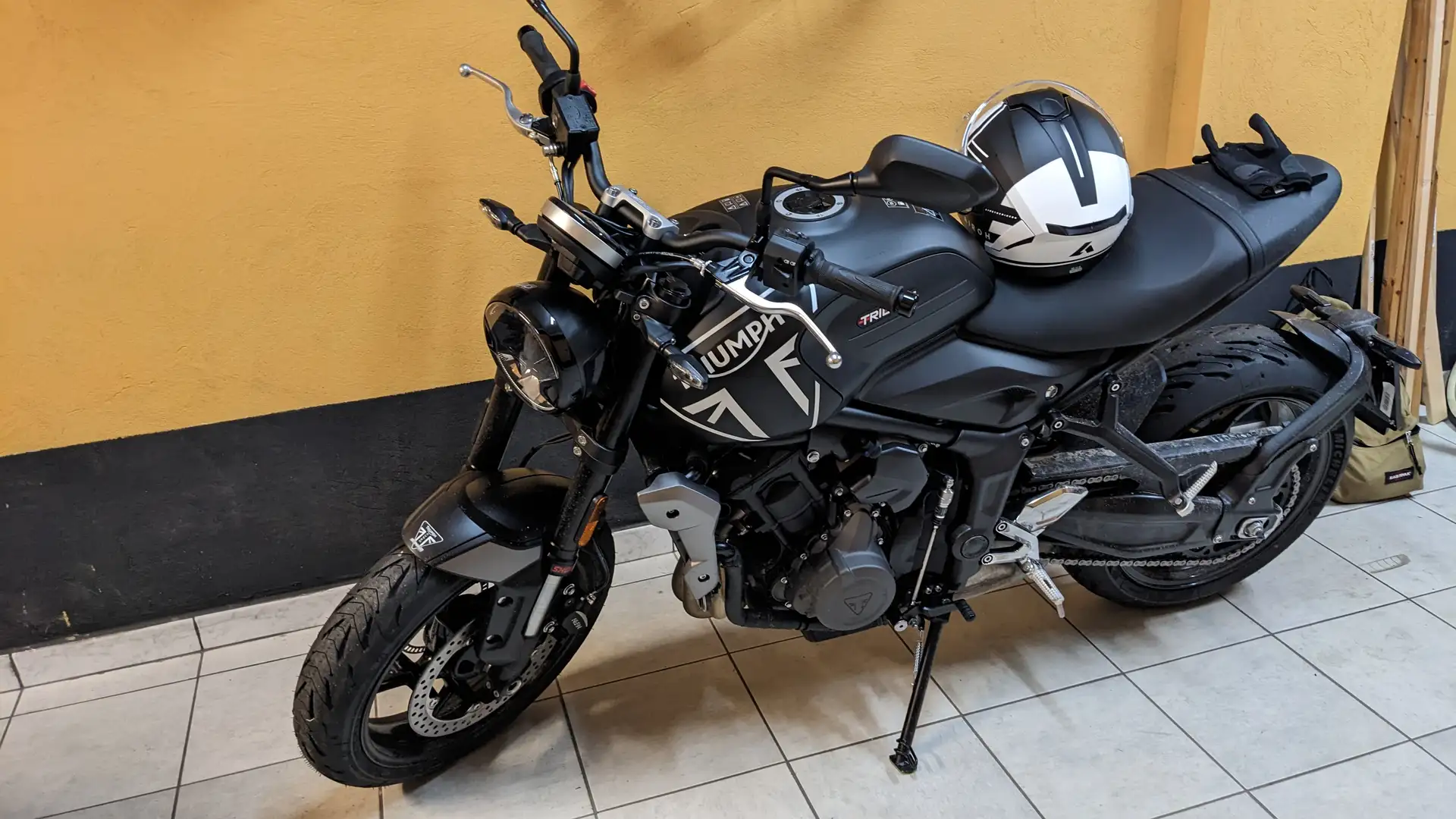 Triumph Trident 660 Negro - 1