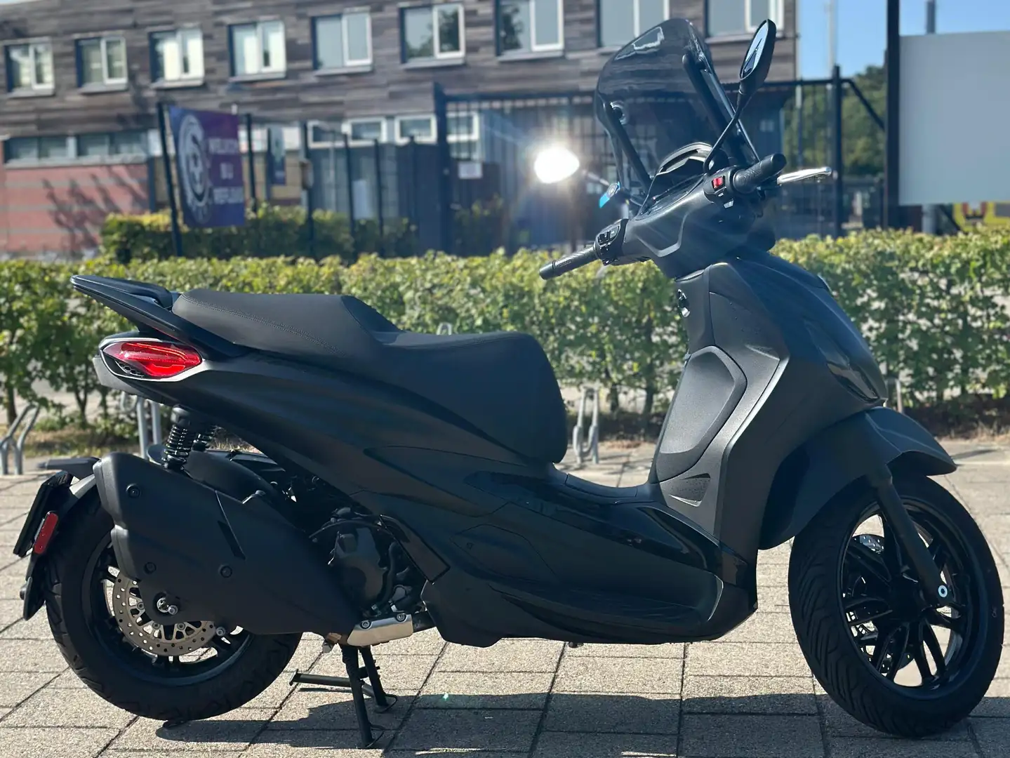 Piaggio Beverly 400 S HPE | 2600km | DEALER GARANTIE | 2024 Zwart - 2