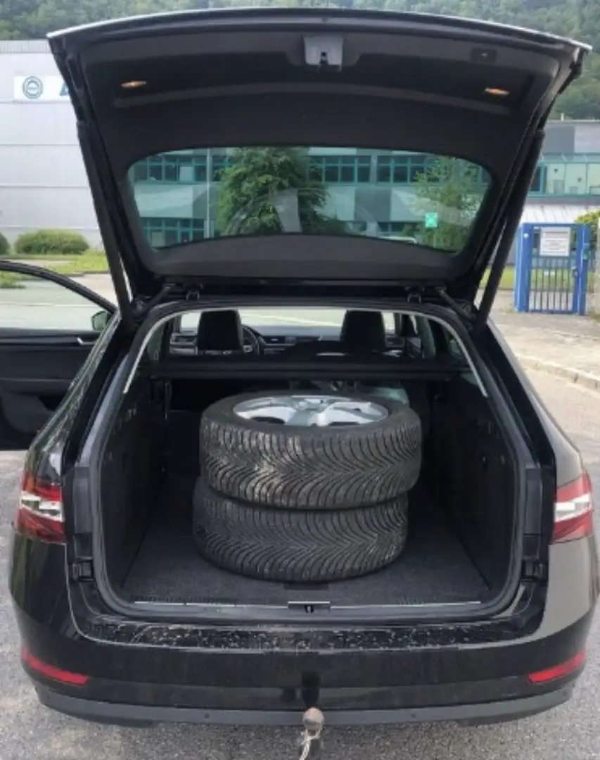 Skoda Superb Combi 2.0 TDI DSG L&K Zwart - 2