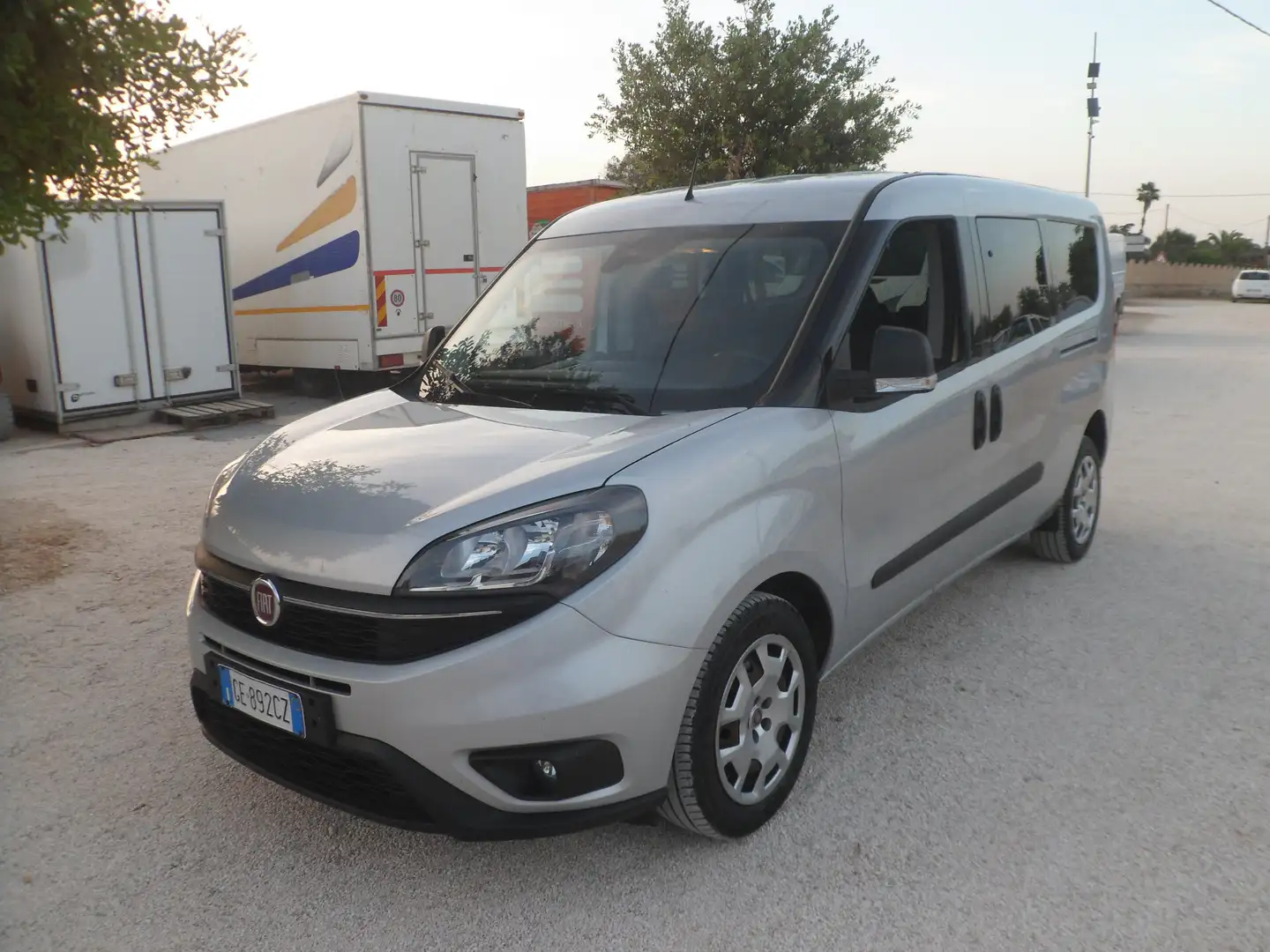 Fiat Doblo 5 posti maxi autocarro Argento - 1