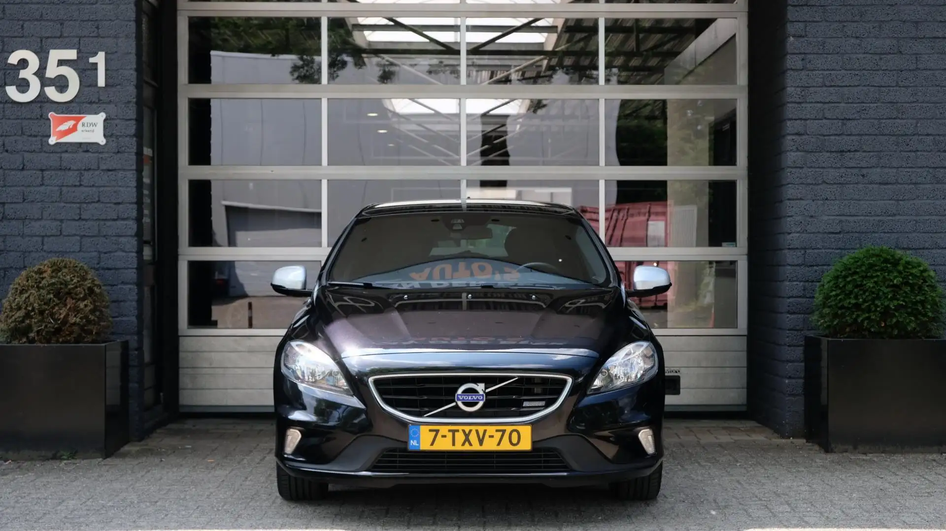 Volvo V40 1.6 T3 R-Design Schwarz - 2