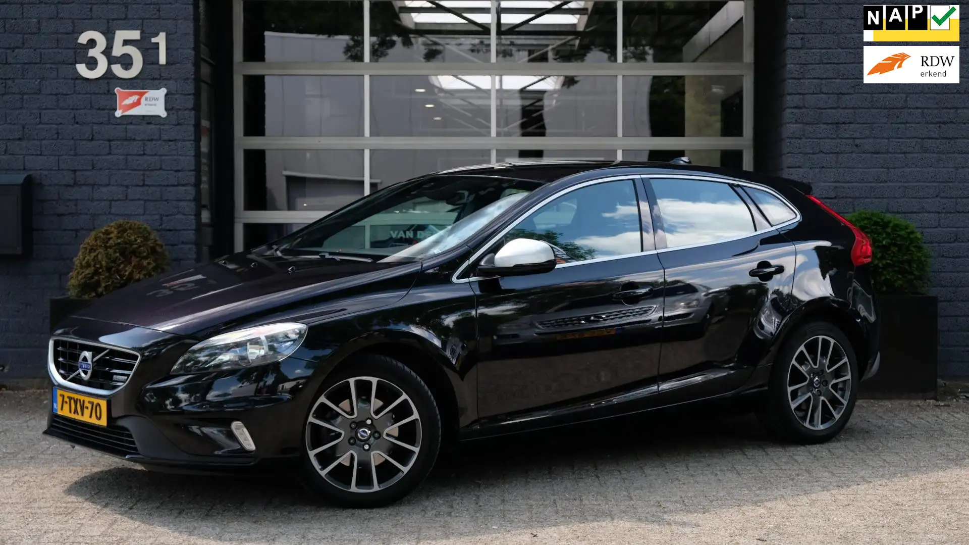 Volvo V40 1.6 T3 R-Design Schwarz - 1