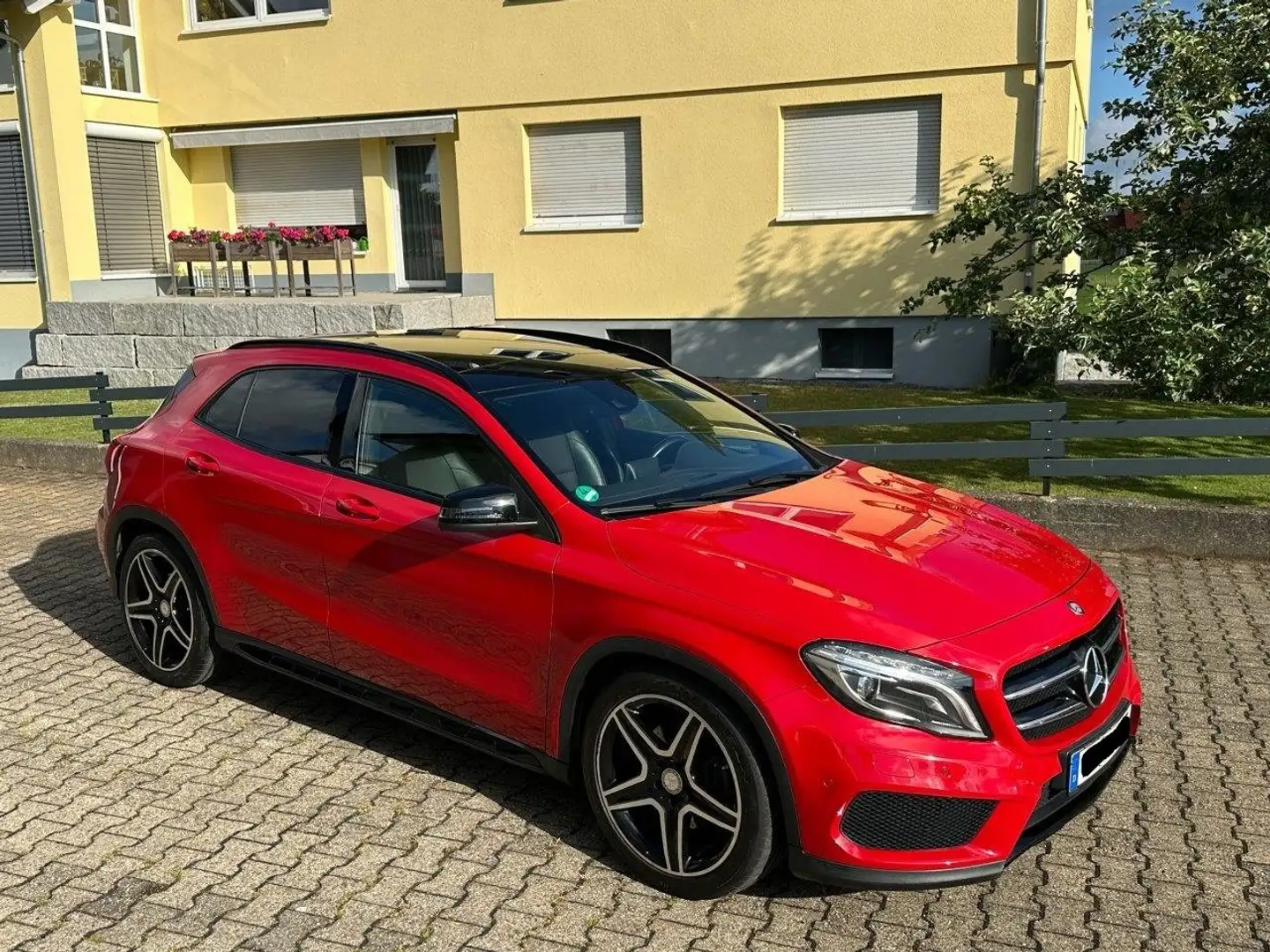 Mercedes-Benz GLA 250 GLA 250 4Matic 7G-DCT AMG Line Rouge - 1