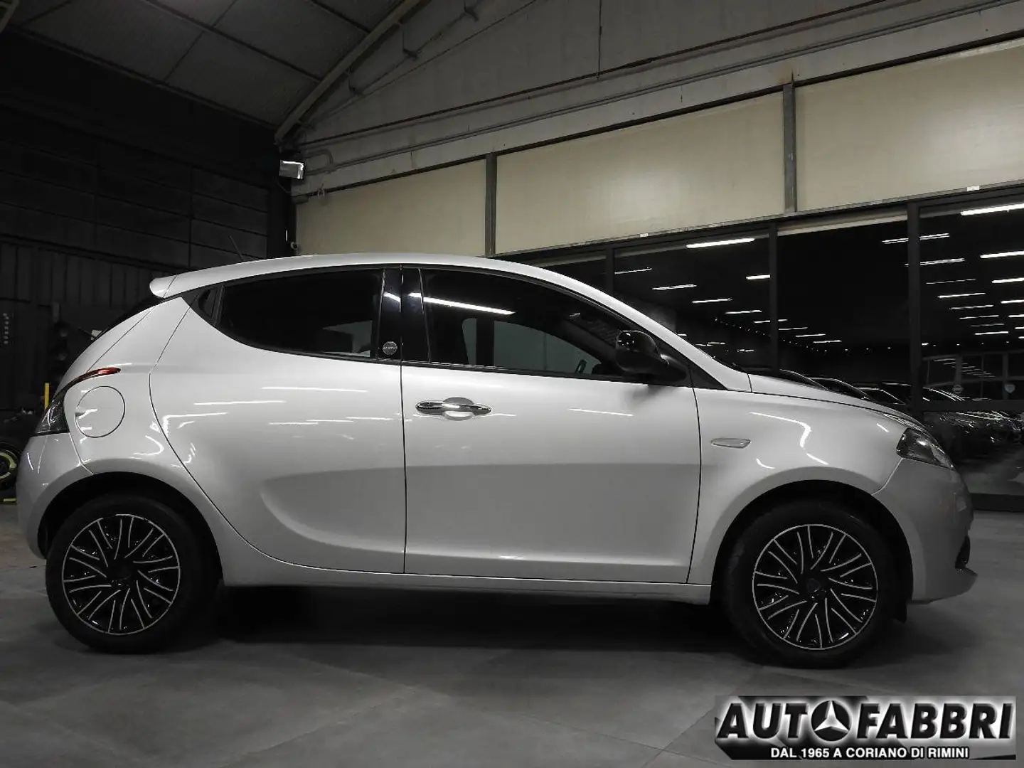 Lancia Ypsilon 1.0 FireFly 5p. S&S Hybrid Gold Wit - 1