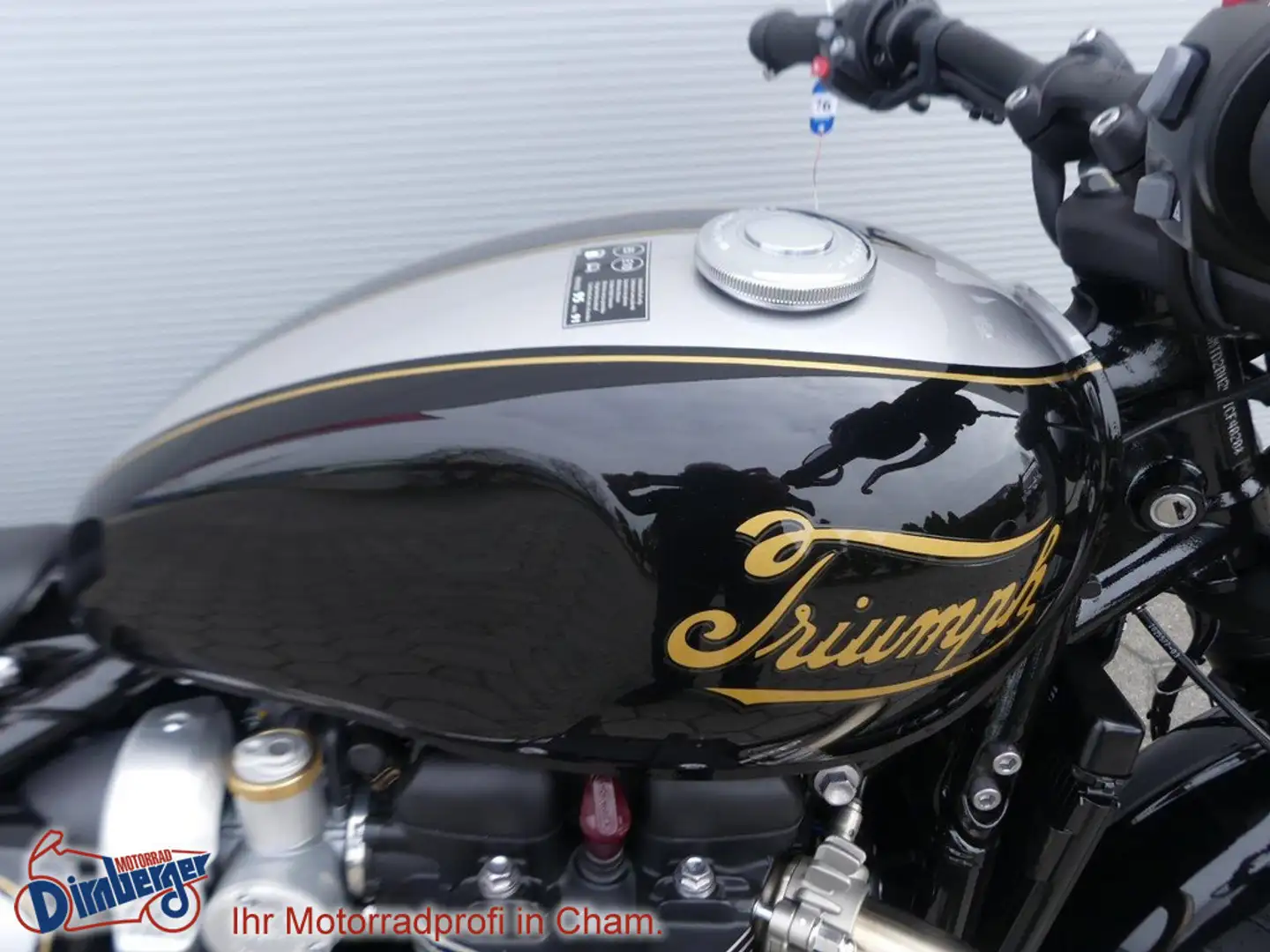 Triumph Bonneville Bobber 1200 Exclusive Icon Edition - 2