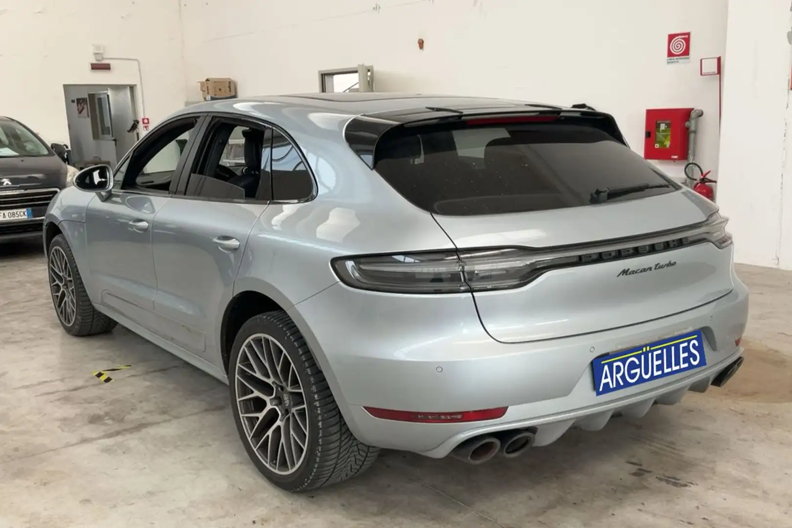 Porsche Macan Turbo SportDesign 440cv Plateado - 2