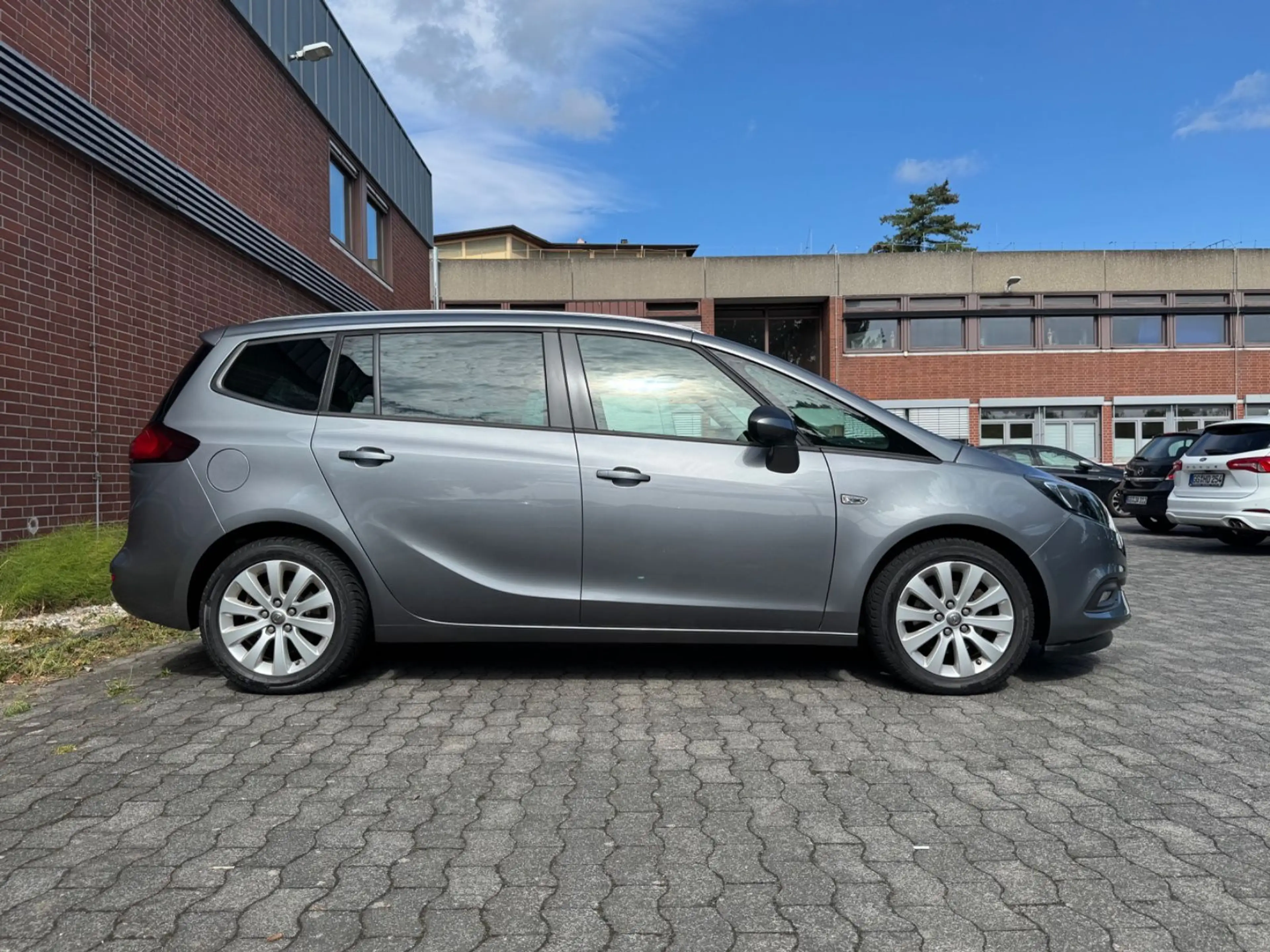 Opel Zafira C ON *7.STZ*NAVI*TEMPO*AHK*PDC*SHZ*KLIMA* — photo 4