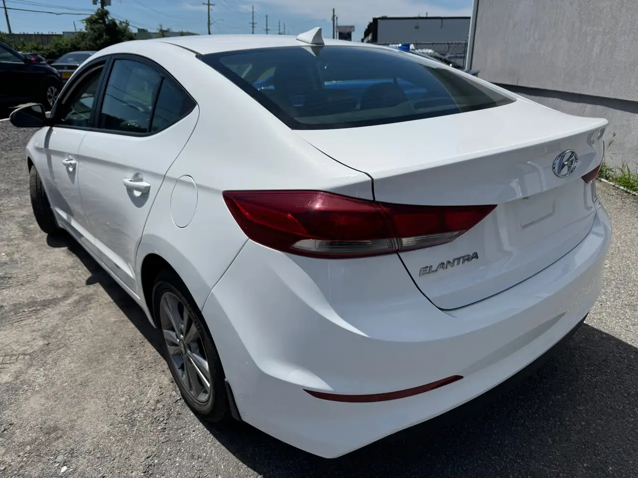 Hyundai ELANTRA photo Hyundai ELANTRA